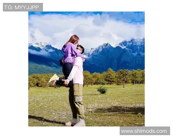 女子与足球明星亲密合影展现青春活力与运动魅力的精彩瞬间 女子与足球明星亲密合影展现青春活力与运动魅力的精彩瞬间